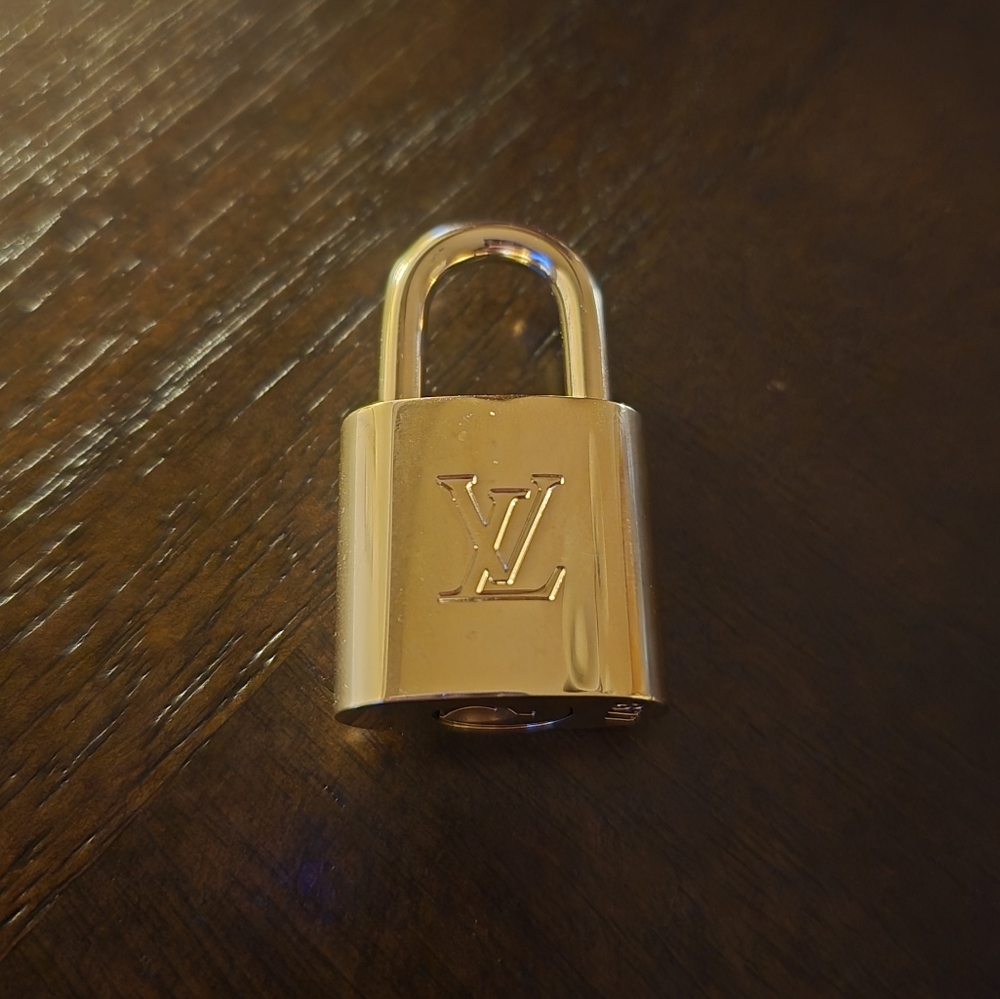 NWOT LOUIS VUITTON KEY AND LOCK